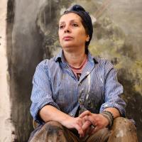 portrait de l'artiste Amina Rezki